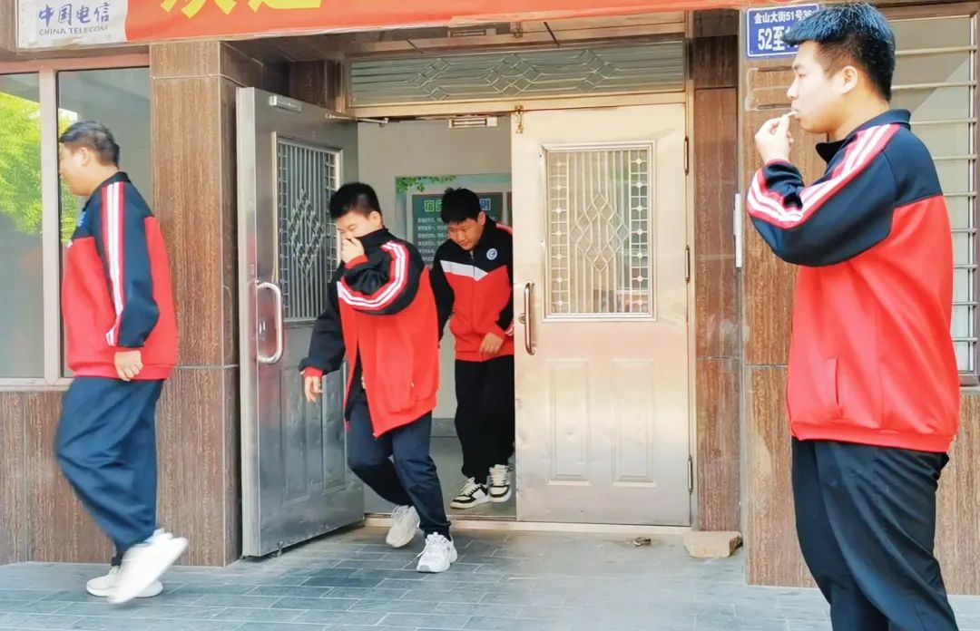 守護(hù)生命安全 防范未知風(fēng)險(xiǎn)——我校組織開(kāi)展緊急疏散和逃生演練活動(dòng)