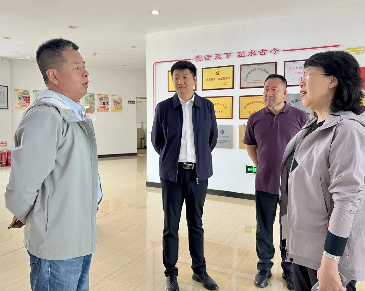 錦州市中醫(yī)院院領(lǐng)導(dǎo)一行到訪我校參觀交流